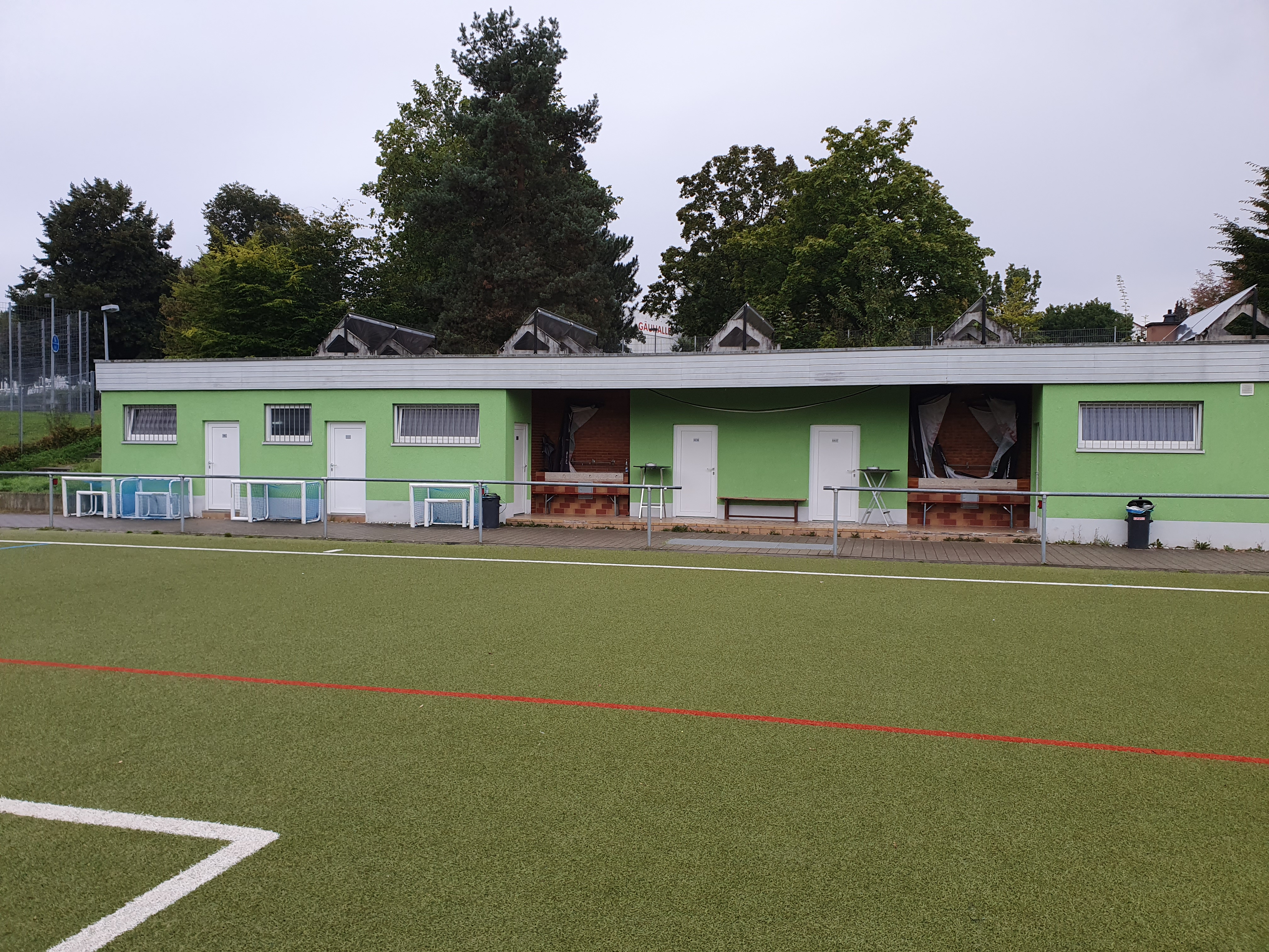 Umkleidetrakt vor Beginn der Baumaßnahme (Fotos: Stefan Strecker) Umkleidetrakt vor Beginn der Baumaßnahme (Fotos:  Stefan Strecker)